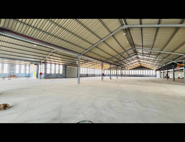 3,740M² WAREHOUSE TO LET IN CHAMDOR